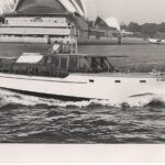 'Suellen', que ahora se puede reservar para un crucero de tres horas a través de Luxury Escapes, fue diseñado por Clive Caporn y construido por Swanson Brothers en Sydney en 1951.