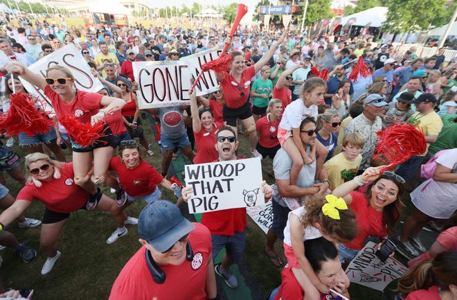 Los miembros del equipo de Pigs Gone Wild animan a sus compañeros de equipo mientras se presentan durante el Ms. Concurso Piggy Idol en el Concurso de Cocina Barbacoa del Campeonato Mundial de Memphis en mayo en Liberty Park el jueves 12 de mayo de 2022.