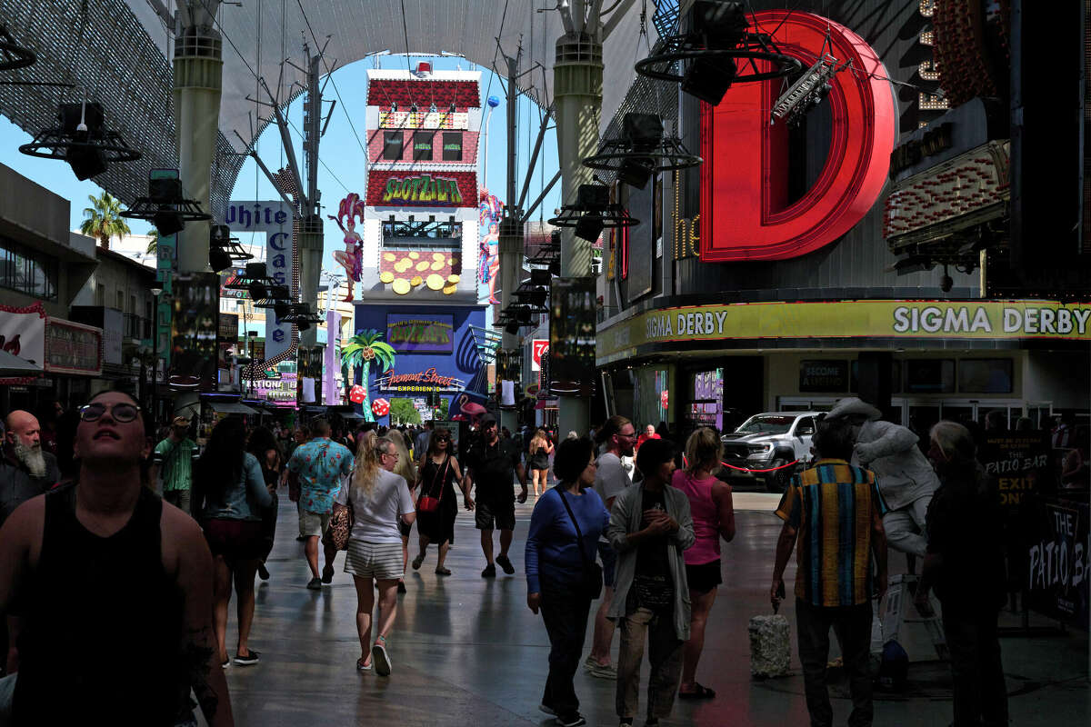 La gente se mueve por el centro de Las Vegas, una ciudad que pronto podría tener dos ex equipos deportivos del Área de la Bahía como hogar.