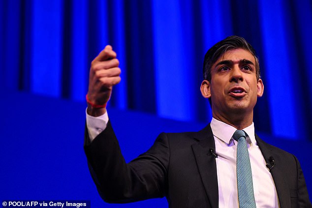 El ¿impuesto turístico¿, reintroducido por Rishi Sunak en 2019, impone el mismo impuesto de IVA del 20 por ciento a los compradores extranjeros que pagan los residentes británicos.