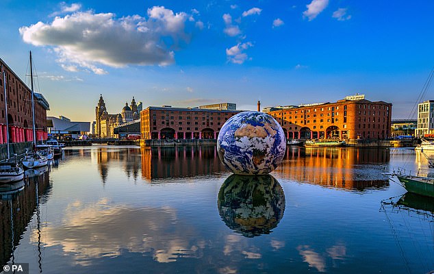 Se espera que decenas de miles de visitantes acudan en masa a Liverpool para el Festival de la Canción de Eurovisión (en la imagen: la Tierra de Luke Jerram flotando en el Albert Dock en Liverpool para el concurso del próximo mes)