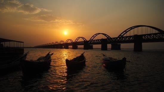 El delta de Konaseema: El delta de Konaseema es una región pintoresca ubicada en el distrito de East Godavari.  Es famoso por su rico patrimonio cultural, formas de arte tradicionales y belleza escénica.  El delta está rodeado de ríos y ofrece una experiencia única para los turistas.  Puede visitar las ciudades y pueblos cercanos, explorar su cultura y estilo de vida y disfrutar de los impresionantes paisajes (Pinterest).