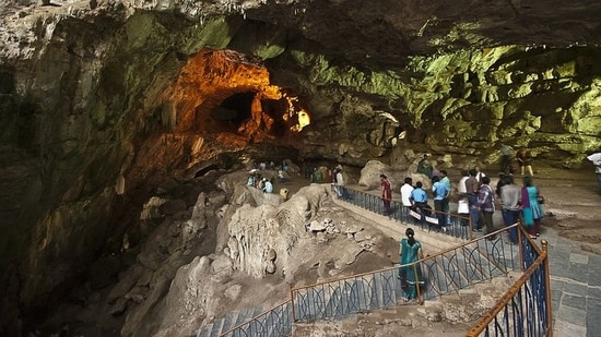 Cuevas de Borra: Las cuevas de Borra están ubicadas en las colinas de Ananthagiri del distrito de Visakhapatnam.  Son famosos por sus formaciones de estalactitas y estalagmitas.  Las cuevas son un destino perfecto para los amantes de la aventura y los entusiastas de la naturaleza.  Puedes explorar las cuevas, caminar por las colinas cercanas y disfrutar de los impresionantes paisajes (Pinterest).