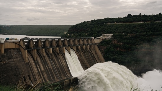 Presa Srisailam: La presa Srisailam es una de las presas más grandes de la India, ubicada en el río Krishna.  Es un lugar perfecto para los amantes de la naturaleza y los entusiastas de la aventura.  Puede navegar, hacer senderismo y explorar el santuario de vida silvestre cercano.(Unsplash)