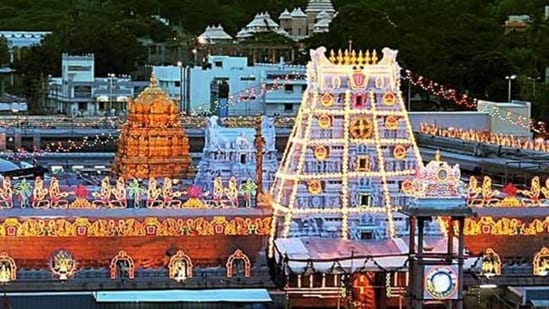 Tirupati: Tirupati es uno de los lugares de peregrinación más famosos de la India, ubicado en el distrito de Chittoor de Andhra Pradesh.  El Templo Sri Venkateswara, dedicado a Lord Venkateswara, es la principal atracción de Tirupati.  El templo es conocido por sus tallas intrincadas, el gopuram chapado en oro y el laddu prasad, que se considera sagrado (foto de archivo).