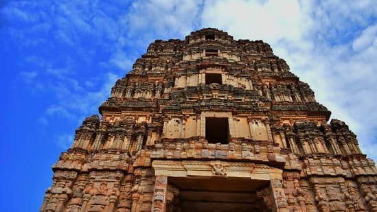 Andhra Pradesh, ubicada en la parte sureste de la India, es conocida por su rica historia, cultura y belleza natural.  Desde templos y palacios antiguos hasta pintorescas playas y estaciones de montaña, Andhra Pradesh tiene mucho que ofrecer a los turistas.  En este artículo, echaremos un vistazo a las 5 principales atracciones turísticas de Andhra Pradesh que debes visitar.  Ya sea que sea un aficionado a la historia, un amante de la naturaleza o simplemente esté buscando unas vacaciones relajantes, estos lugares seguramente lo dejarán hipnotizado con su belleza y encanto.  (Unsplash)