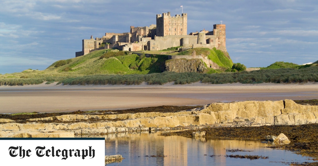 Bamburgh ha sido nombrada la ciudad costera número uno de Gran Bretaña.  ¿Pero lo han estropeado los turistas?