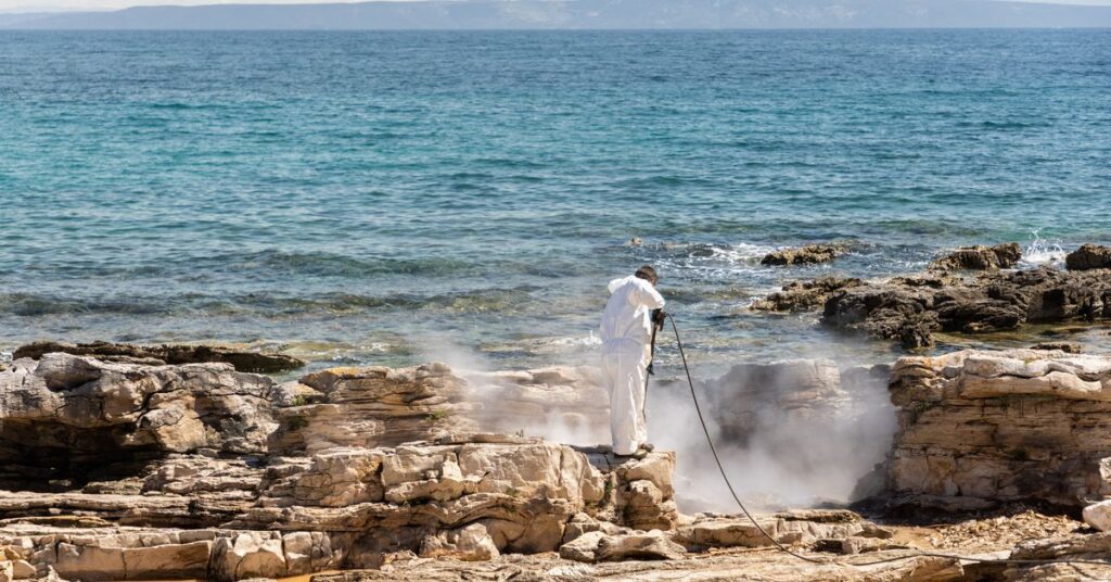 Croacia limpia misteriosos cúmulos de petróleo de las playas antes de que lleguen los turistas