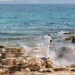 Croacia limpia misteriosos cúmulos de petróleo de las playas antes de que lleguen los turistas