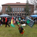 La gente se para en el Diag escuchando a varios oradores durante Hash Bash 2023 en el campus de la Universidad de Michigan en Ann Arbor el sábado 1 de abril de 2023.