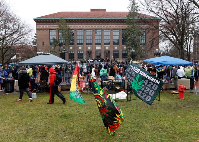 La gente se para en el Diag escuchando a varios oradores durante Hash Bash 2023 en el campus de la Universidad de Michigan en Ann Arbor el sábado 1 de abril de 2023.