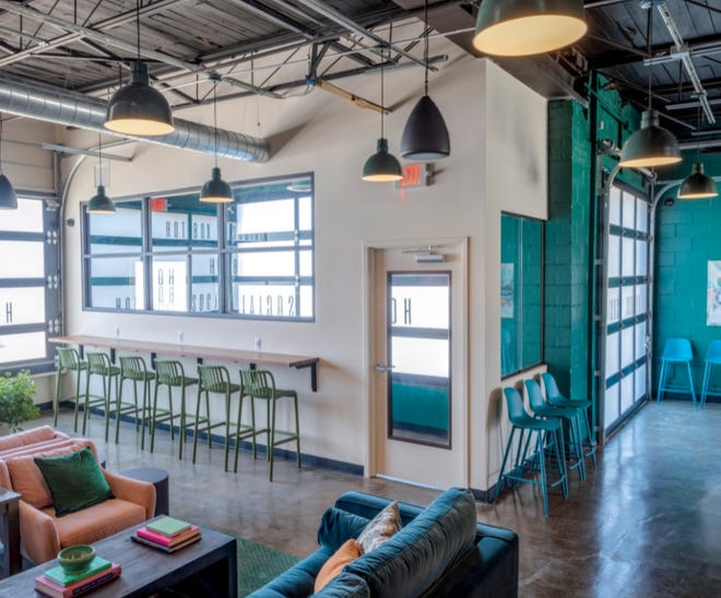 El interior de Hot Box Social, el primer salón de consumo de cannabis de Michigan, que se inauguró en Hazel Park en marzo de 2022.