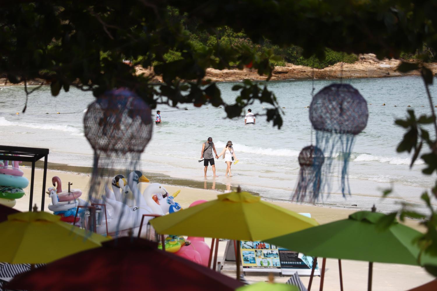 Los turistas disfrutan de un paseo por la playa en Koh Samet, en la provincia de Rayong.  (Foto de archivo)