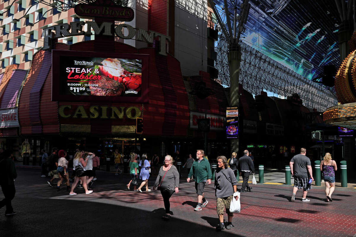 El crimen ha disminuido en el centro de Las Vegas, una de las razones por las que los funcionarios de la ciudad creen que la ciudad se ha vuelto atractiva para los residentes y las empresas que ingresan.
