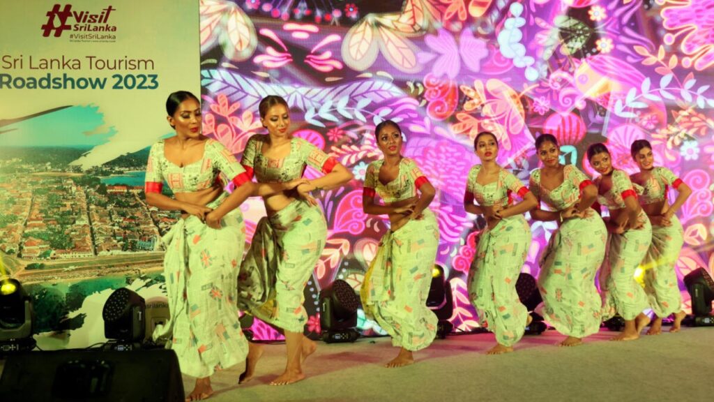 Los coloridos bailarines de Lanka asombran a Bengaluru en una gira de turismo
