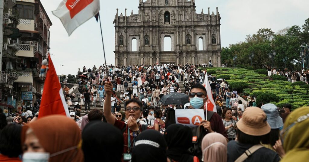 Los turistas chinos acuden en masa al centro de juego de Macao para el feriado del Día del Trabajo