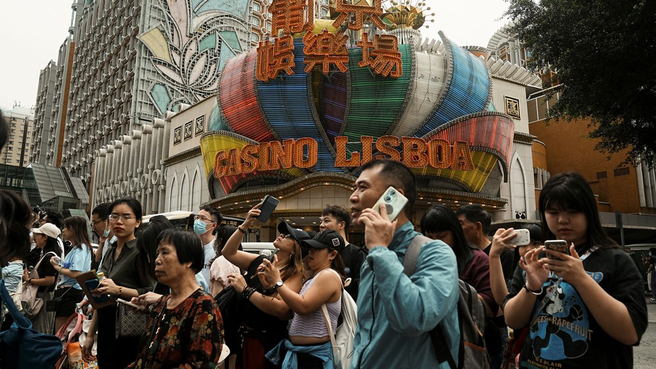 Visitantes en el Casino Lisboa de Macao el 30 de abril de 2023. 