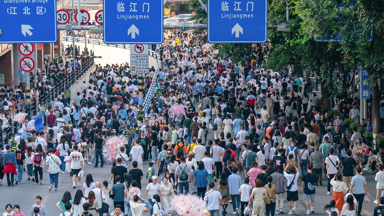 Los turistas asedian el puente Qiansimen en Chongqing, una ciudad en el suroeste de China. 