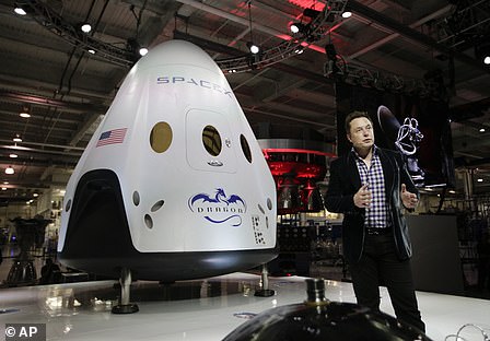 Elon Musk con su cápsula Dragon Crew