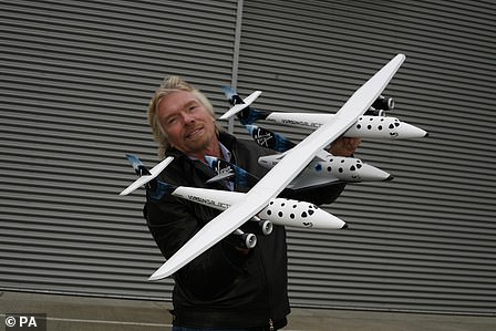 Richard Branson con la nave Virgin Galactic