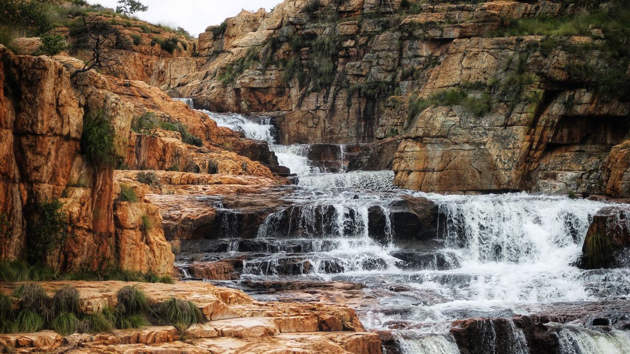 La cascada en la Reserva de la Montaña Kgaswane.