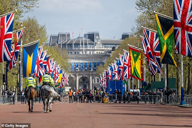En la imagen: Intersección cerca del Palacio de Buckingham antes de la Coronación (foto de archivo). Las llegadas totales a Londres, incluso de todo el Reino Unido, son un 47,4 % más altas año tras año. Esto se compara con solo un aumento del 9 por ciento en la cantidad de personas que viajan en Inglaterra en general.