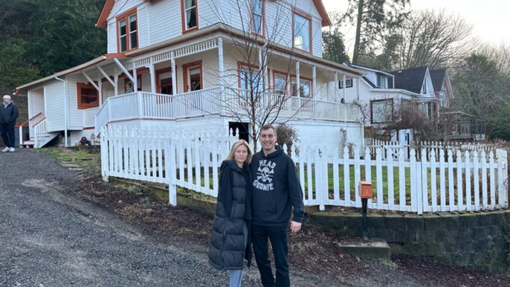 Los residentes en el vecindario de la Casa 'Goonies' de Astoria continúan lidiando con los turistas, el tráfico