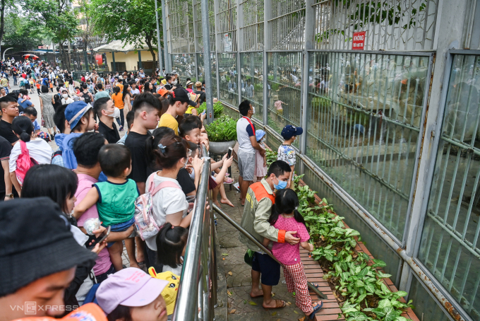 Visitantes en el zoológico de Hanoi el 1 de mayo de 2023. Foto de VnExpress/Giang Huy