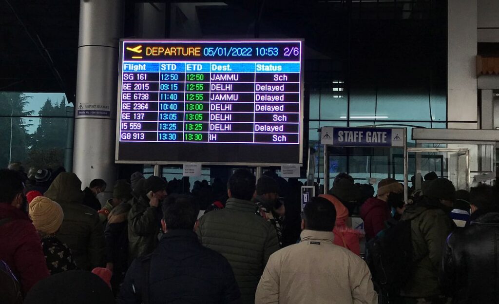 Aerolínea deja varado a grupo de turistas en aeropuerto de Srinagar