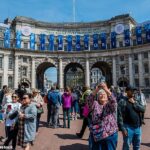 En la imagen: los visitantes pasan bajo un mensaje feliz y glorioso en el Arco del Almirantazgo mientras Londres se prepara para la coronación del rey Carlos III el 6 de mayo.