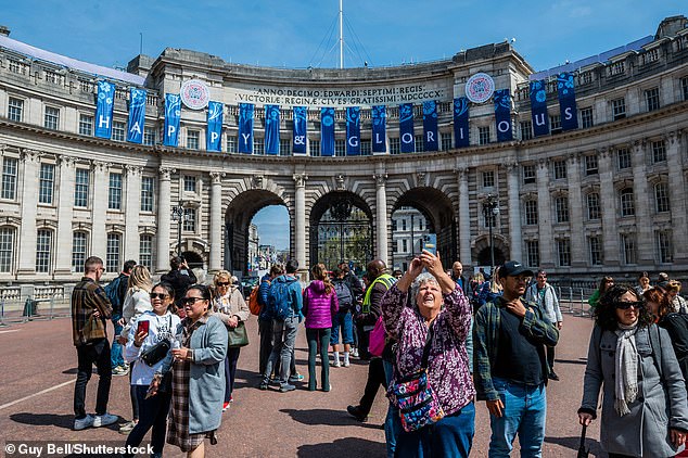 En la imagen: los visitantes pasan bajo un mensaje feliz y glorioso en el Arco del Almirantazgo mientras Londres se prepara para la coronación del rey Carlos III el 6 de mayo.
