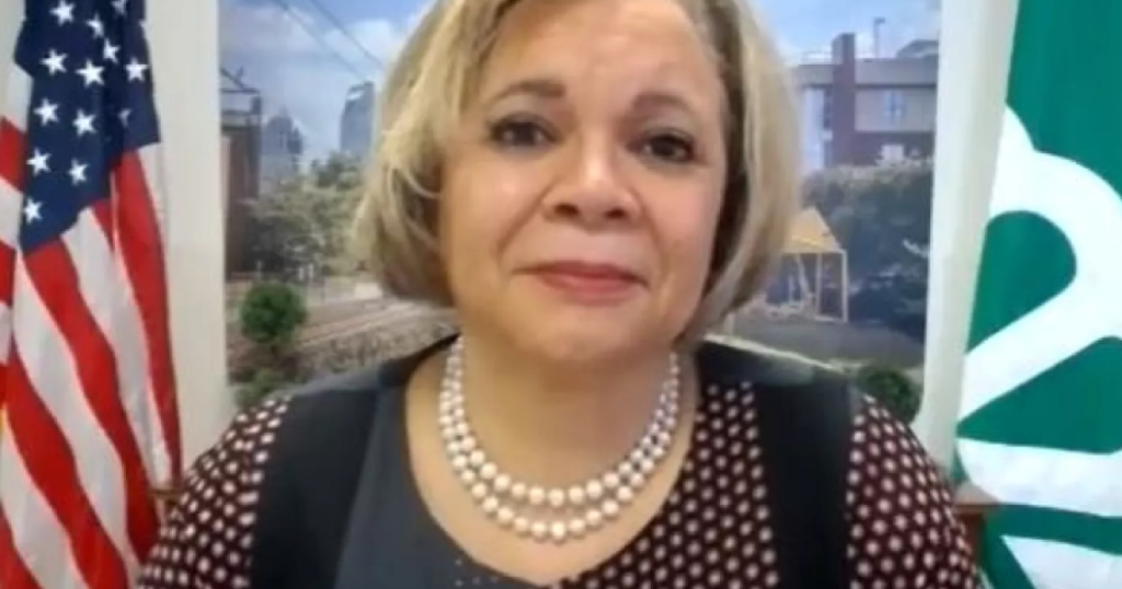 El alcalde de Charlotte, Lyles, defiende la decisión de la ciudad de no revelar la extensión de los impuestos al turismo |  WFAE 90.7