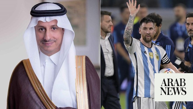 El ministro de turismo saudí da la bienvenida a la estrella del fútbol Lionel Messi cuando aterriza en el Reino de vacaciones familiares