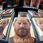 La oferta descarada de la atracción turística: Deshazte del libro del Príncipe Harry, entra gratis