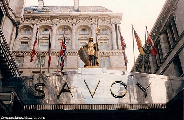 Los jefes del hotel The Savoy y la cadena de pubs Greene King se unieron a los llamados para eliminar el impuesto, diciendo que recuperar las compras libres de IVA los ayudaría a volver a su gloria anterior a la pandemia.