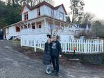 Behman y Liz Zakeri aparecen en enero de 2023, frente a su nuevo hogar en Astoria, que se utilizó en la filmación del clásico de culto de 1985.