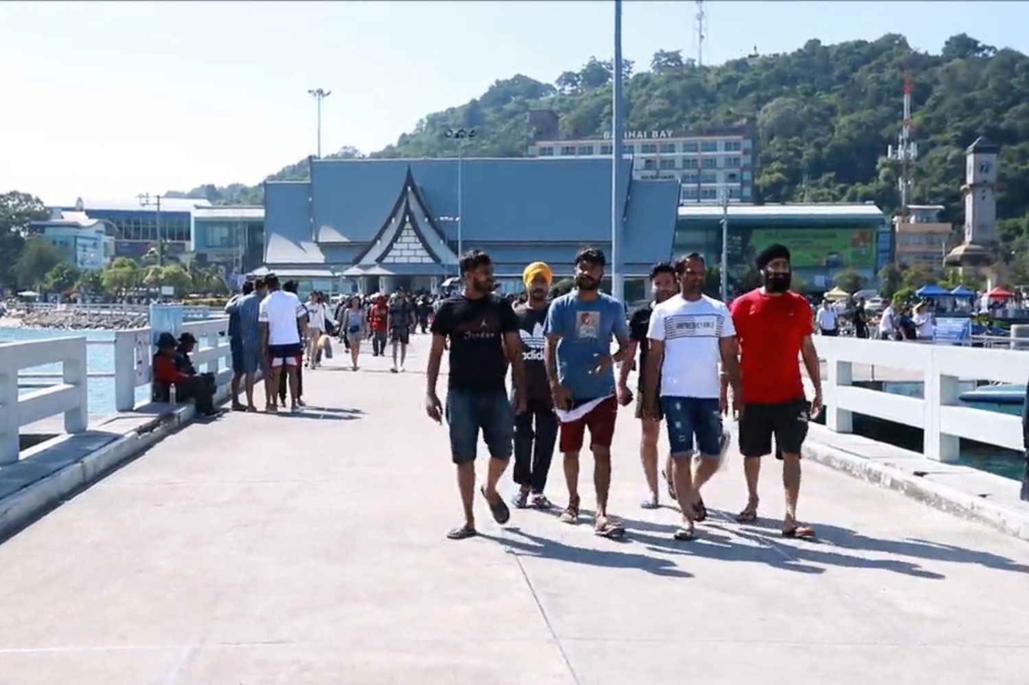 Los turistas indios llegan al muelle de Bali Hai en Pattaya, Chon Buri, el miércoles. (Foto: Chaiyot Pupattanapong) Turistas indios llegan al muelle de Bali Hai en Pattaya, Chon Buri, el miércoles. (Foto: Chaiyot Pupattanapong)