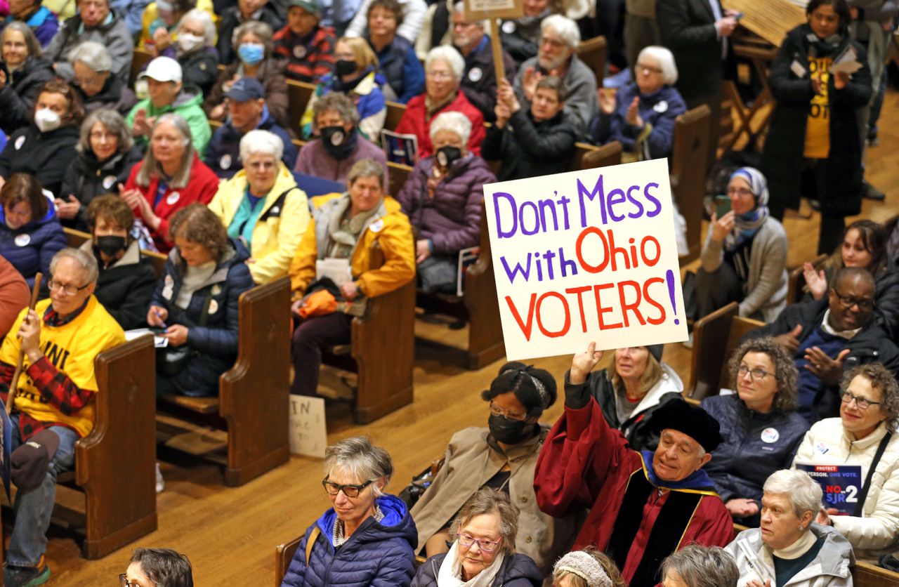 Los manifestantes se reúnen el 3 de mayo de 2023 en Columbus para protestar contra una propuesta para dificultar la enmienda de la Constitución de Ohio antes de marchar a la Cámara de Representantes.