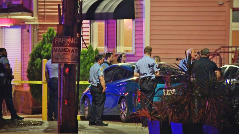 La policía respondió en la escena de un tiroteo afuera del restaurante Mandina's en Nueva Orleans.