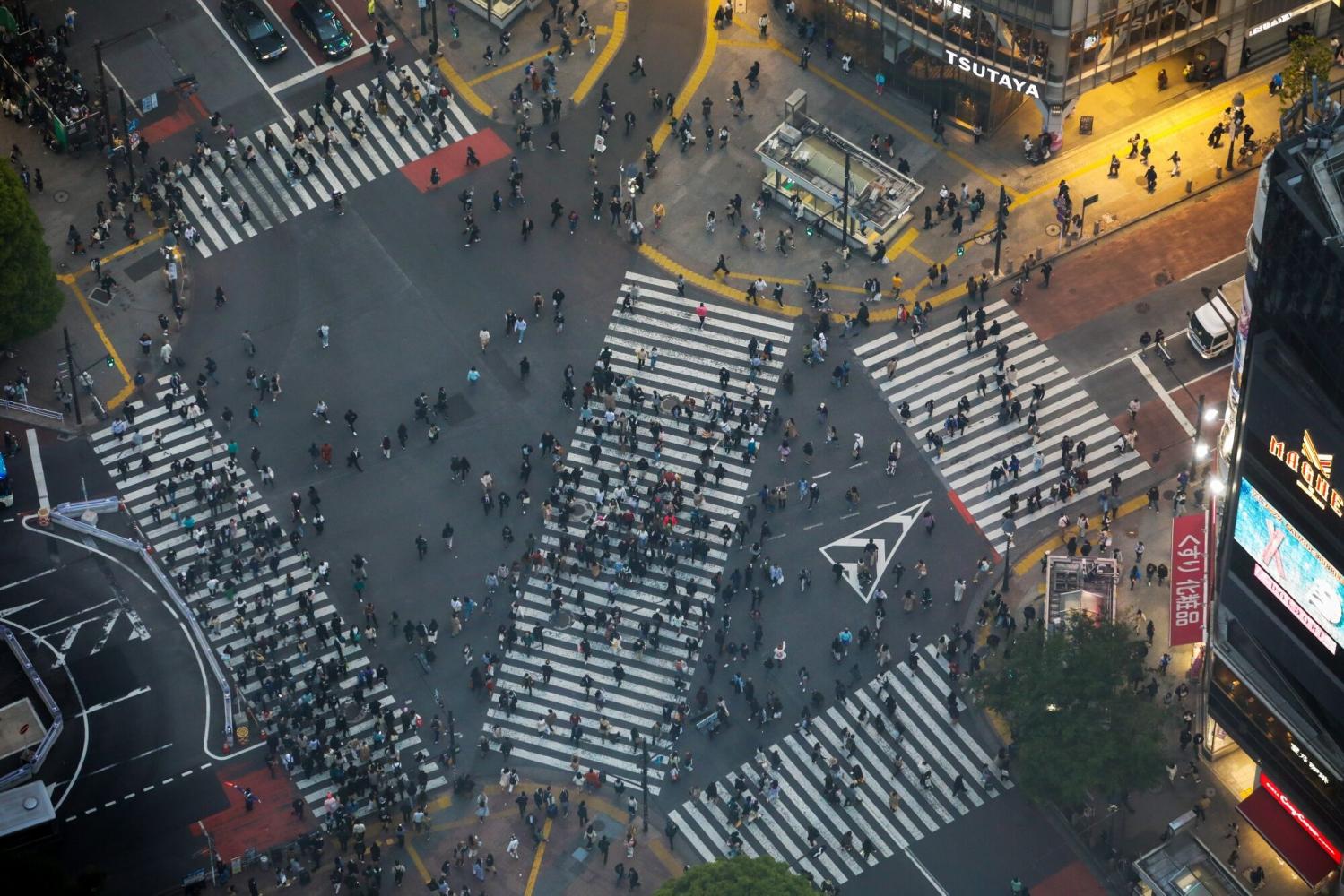 Los peatones cruzan una intersección en el distrito de Shibuya de Tokio.  (Foto: Bloomberg)