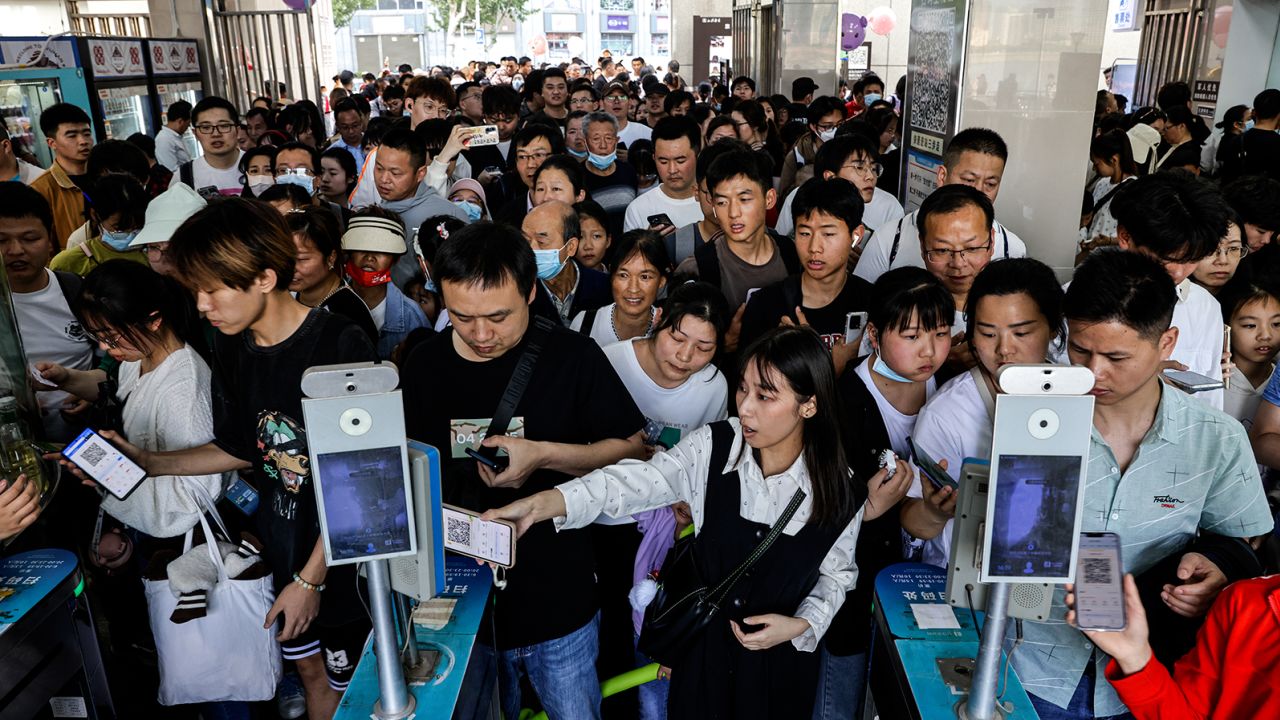 La gente hace fila para subirse a un ferry en una popular atracción turística en Wuhan, una ciudad en el centro de China. 