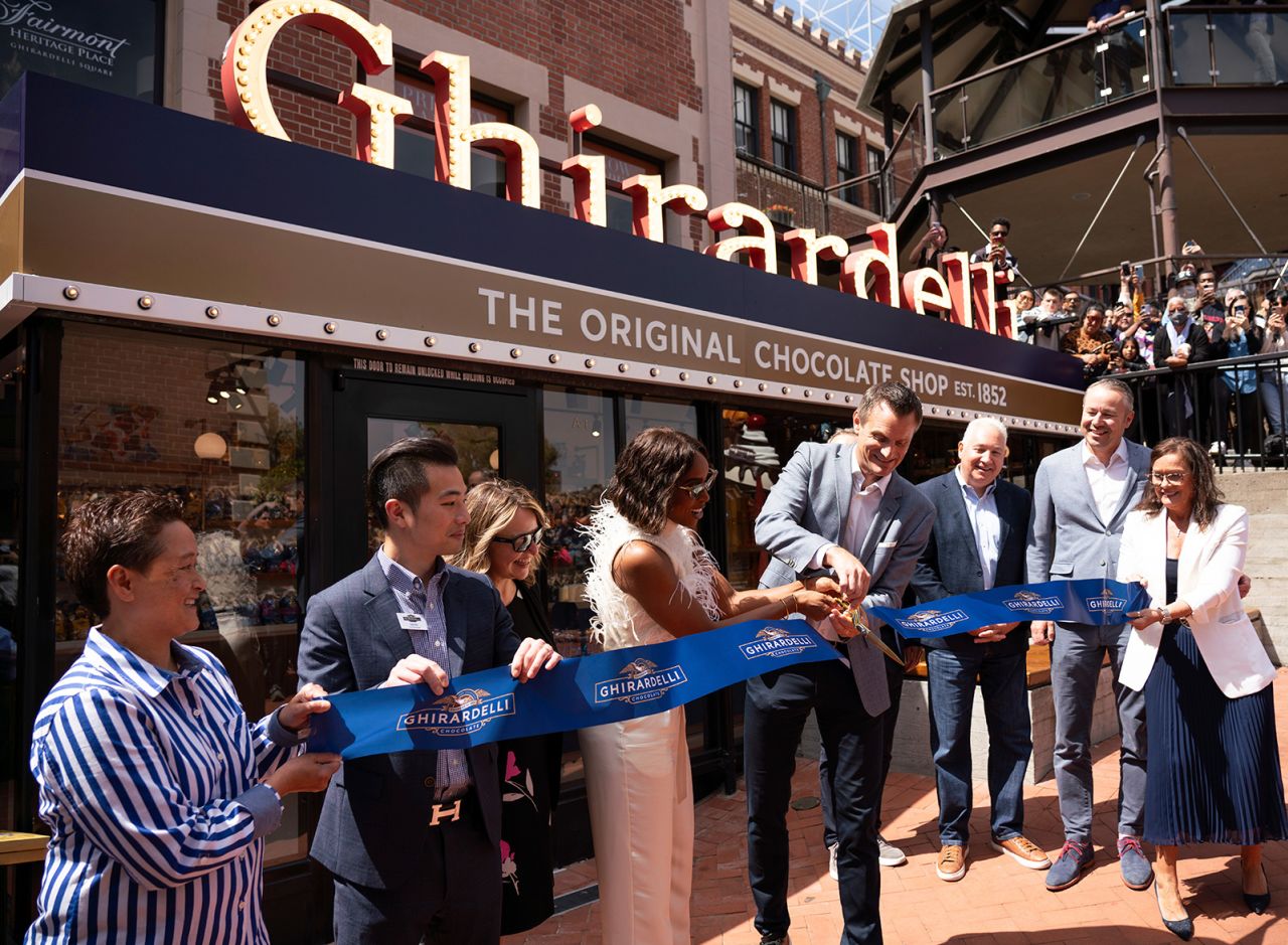 Foto compartida por Ghirardelli: la sensación ganadora del premio Grammy Kelly Rowland y el director ejecutivo de Ghirardelli Chocolate Company, Joel Burrows, en la gran inauguración de The Original Ghirardelli Chocolate & Ice Cream Shop el martes 13 de julio de 2023 en Ghirardelli Square en San Francisco. ocasión.  Roland ayudó a cortar el listón de la empresa de chocolate de 171 años.  La tienda insignia Ghirardelli recientemente renovada cuenta con la pared de chocolate fluido más grande de América del Norte, una réplica del teleférico de San Francisco que sirve como asiento y 15 variedades de helados, incluido el mundialmente famoso helado de chocolate caliente.  (Don Feria/AP Imágenes para Ghirardelli)