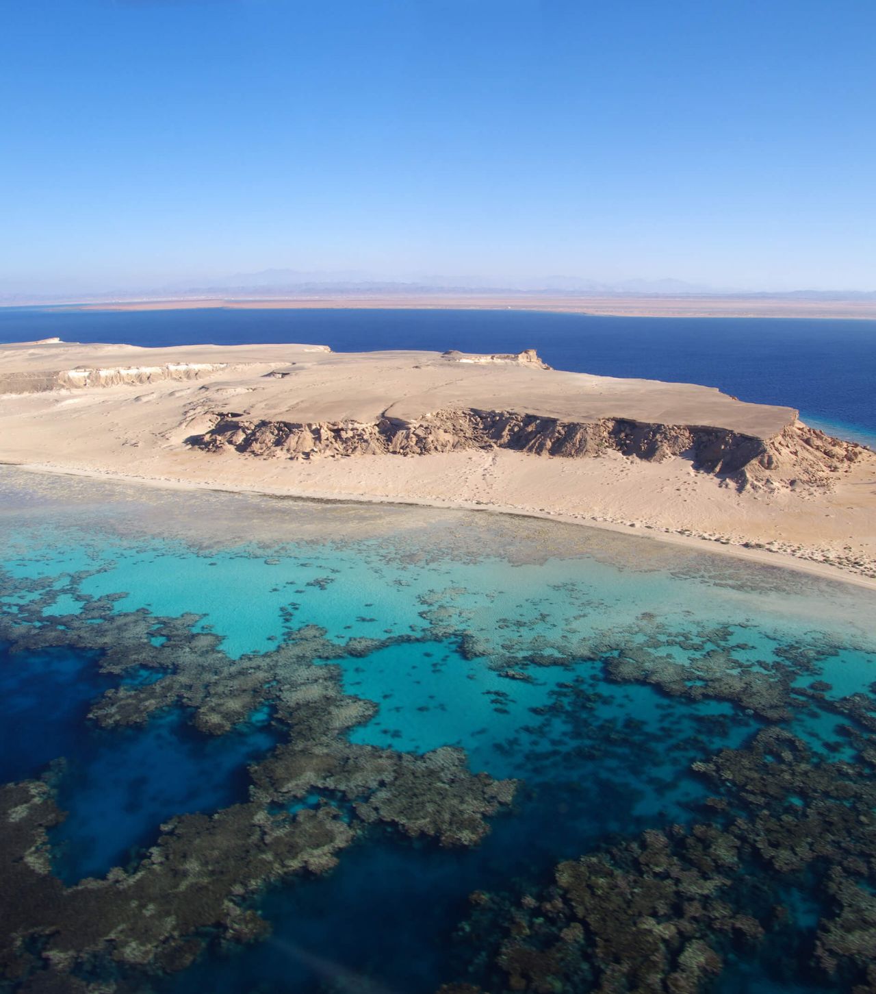 La costa del Mar Rojo de Arabia Saudita se extiende por más de 1.000 millas.