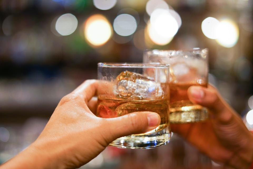 Los hombres beben de vasos.