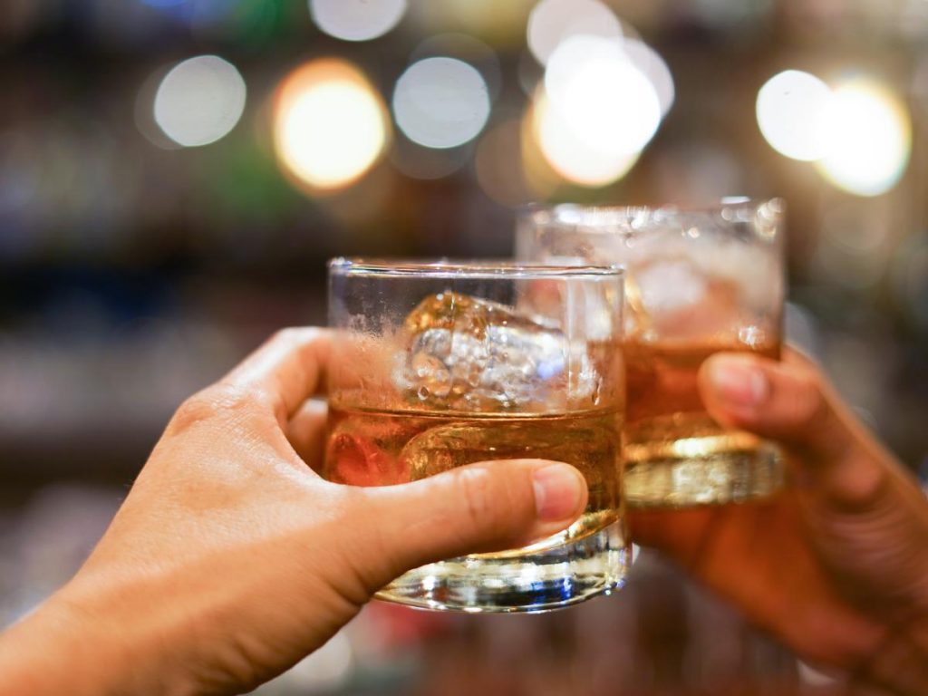 Los bares de una popular isla griega guardaban las bebidas sin terminar y las revendían a los turistas: informe