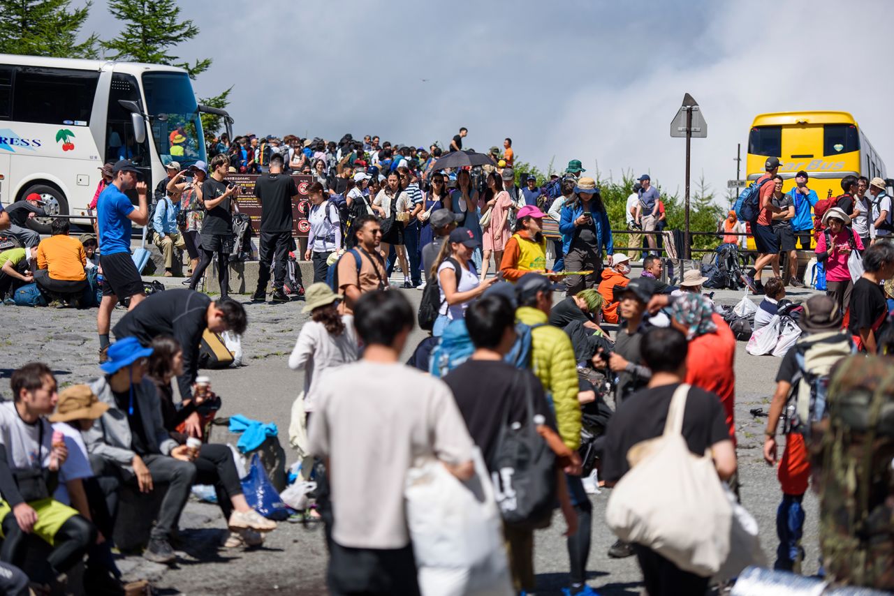 Las autoridades dicen que el auge turístico posterior a Covid ha atraído a miles de turistas adicionales a la montaña este año.