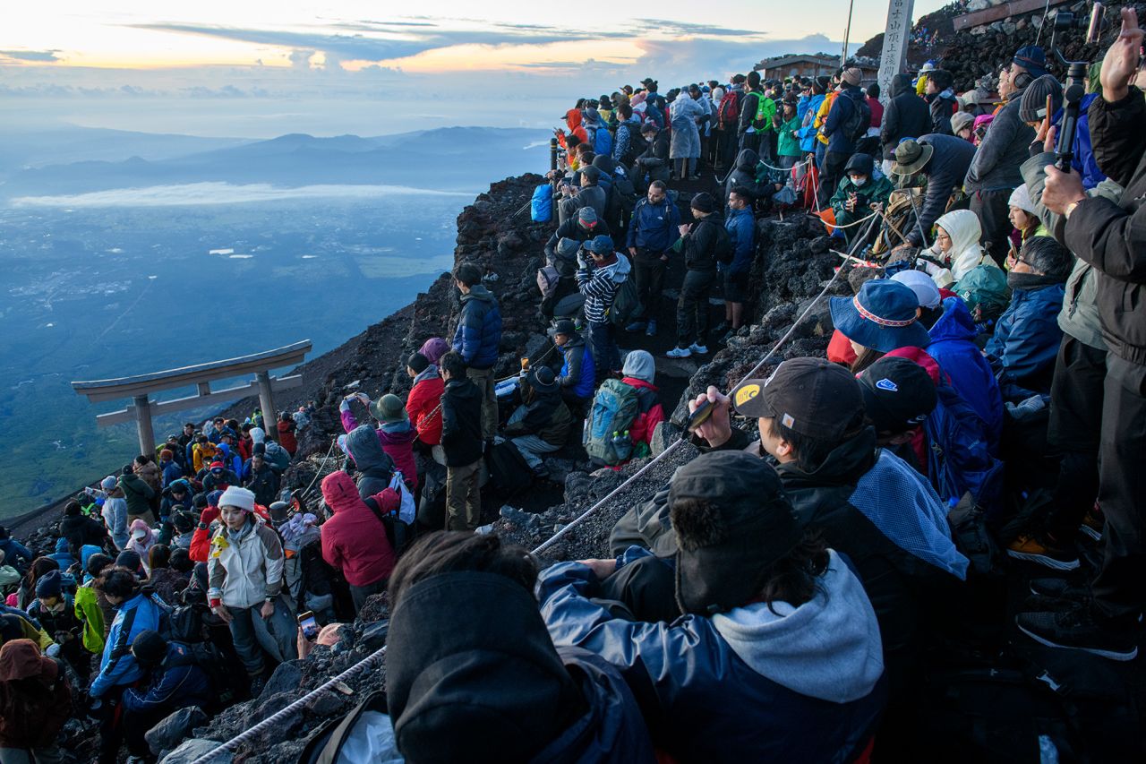 Los turistas acuden en masa a la cima del monte Fuji para contemplar el amanecer.