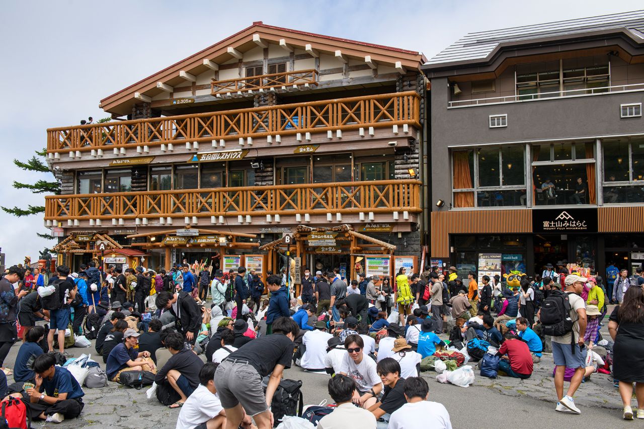 Of Mount Fuji’s 10 hiking stations, the fifth (called “Gogome”)<strong> </strong>La montaña recibe el 90% de los visitantes.» class=»image__dam-img image__dam-img–loading» onload=»this.classList.remove(‘image__dam-img–loading’)» onerror=»imageLoadError(this)» height=»1233″ width=»1850″ loading=»lazy»/></picture></div></div><p class=