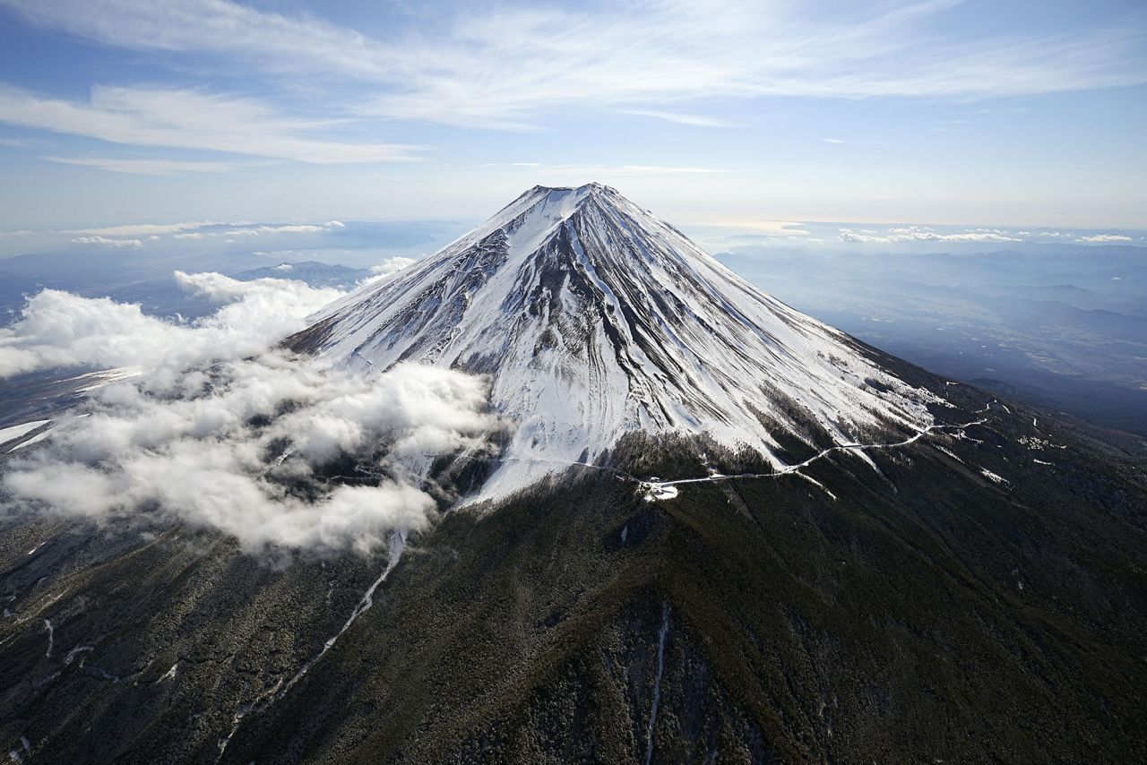 Esta fotografía de archivo del 17 de febrero de 2023 tomada por un helicóptero de Kyodo News muestra el Monte Fuji, extendiéndose sobre las prefecturas de Shizuoka y Yamanashi, en el centro de Japón. (Foto de Kyodo News vía Getty Images)