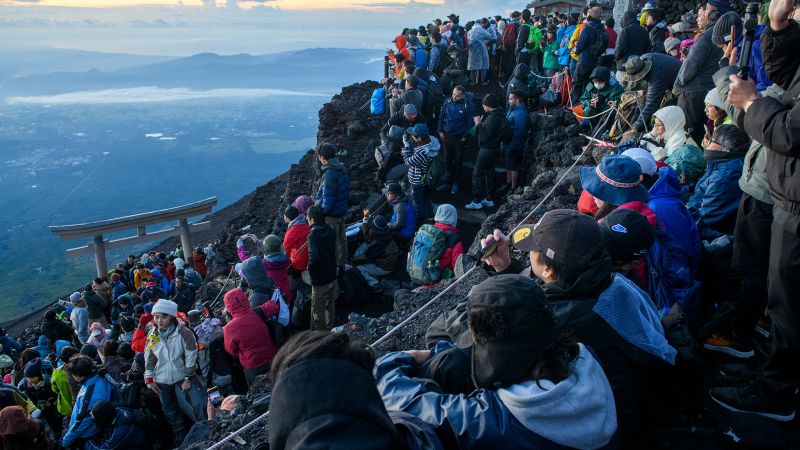 Monte Fuji: cómo el símbolo sagrado de Japón sucumbió al sobreturismo